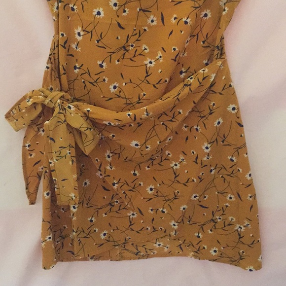 Beautiful mustard color minidress - Picture 2 of 8